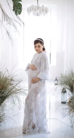 8 Potret maternity shoot Nella Kharisma dan Dory Harsa, bak bangsawan