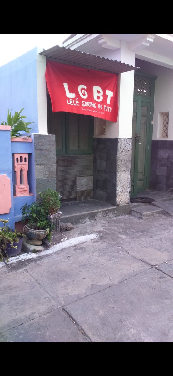 10 Pelesetan nama orang di spanduk warung ini bikin cekikikan