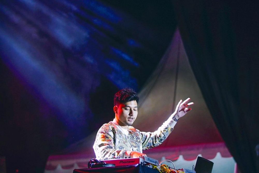 8 Fakta Elian Sinay, debutan yang tembus platform musik digital Asia