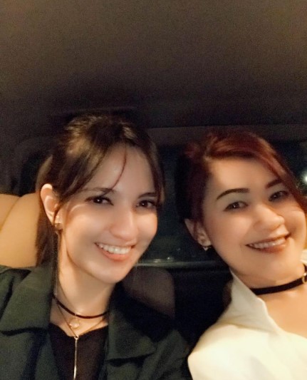 8 Potret kebersamaan Nia Ramadhani dan kakak, kompak