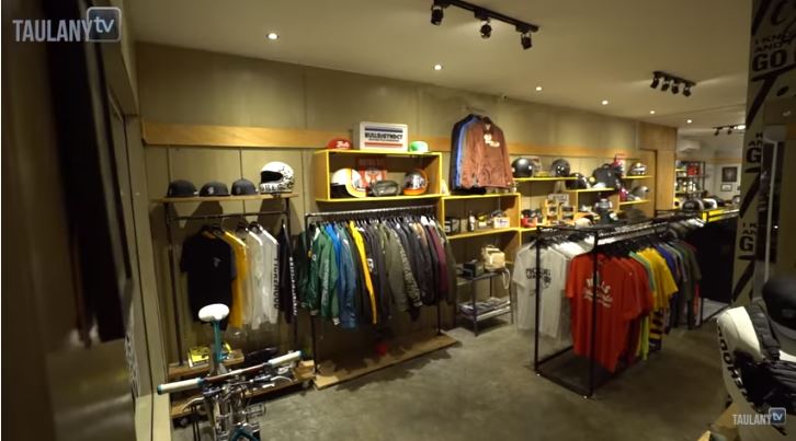 10 Penampakan distro clothing Ananda Omesh, penuh barang antik