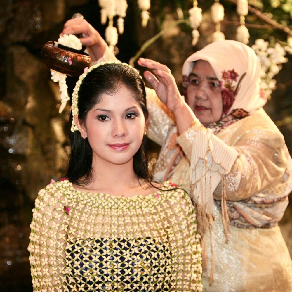 10 Potret lawas siraman Annisa Pohan, riasan wajahnya jadi sorotan