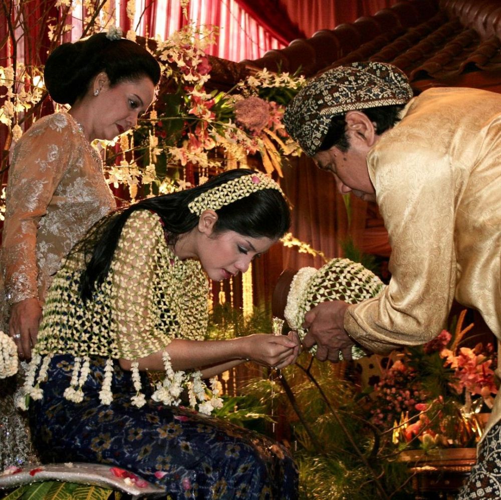 10 Potret lawas siraman Annisa Pohan, riasan wajahnya jadi sorotan