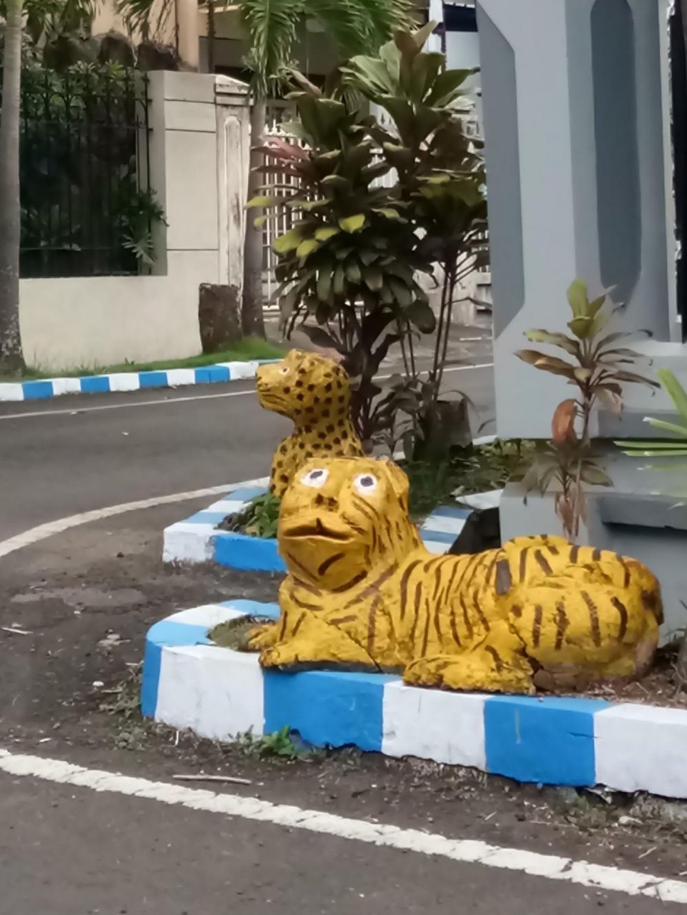 10 Penampakan nyeleneh patung hewan ini nggak mirip aslinya