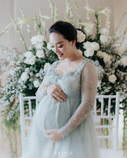 Gaya maternity shoot 7 penyanyi dangdut, Nella Kharisma bak bangsawan