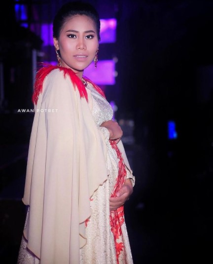 Gaya maternity shoot 7 penyanyi dangdut, Nella Kharisma bak bangsawan