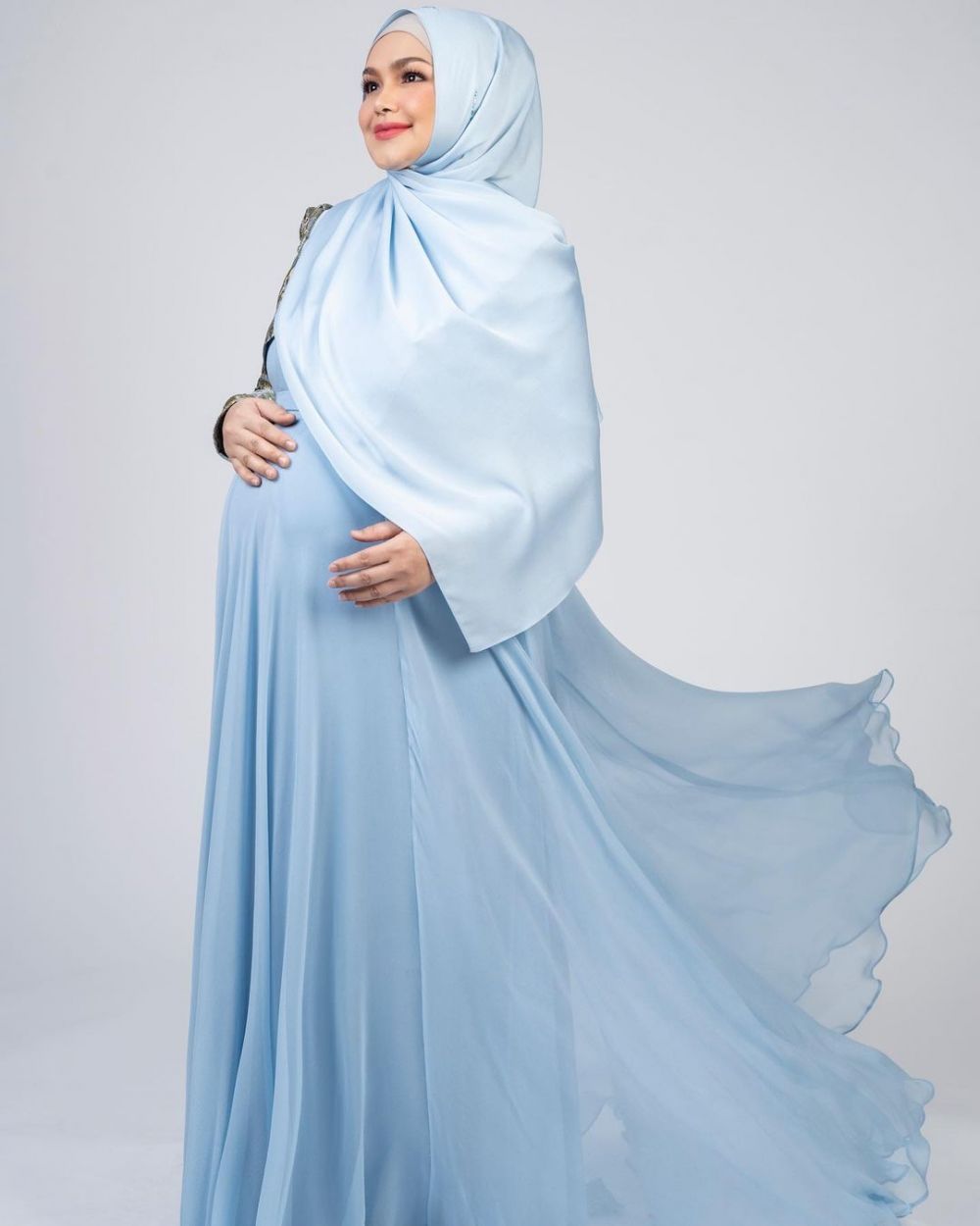 Hamil usia 40-an, pesona 10 seleb pamer baby bump ini menawan