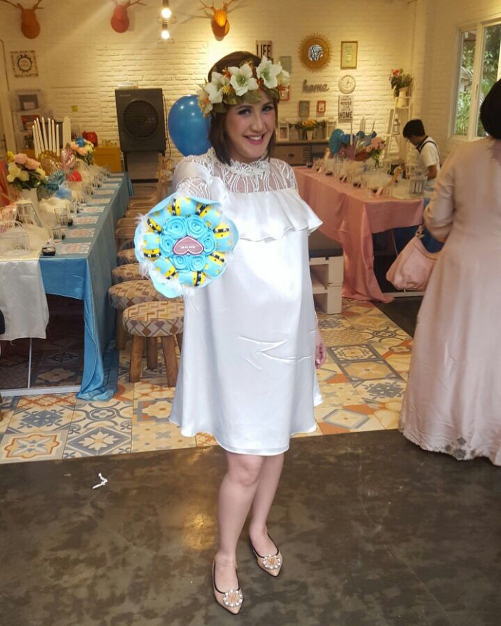 Hamil usia 40-an, pesona 10 seleb pamer baby bump ini menawan