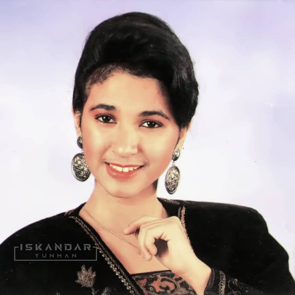 12 Potret lawas Puput Novel penyanyi era 90-an, memesona sejak cilik