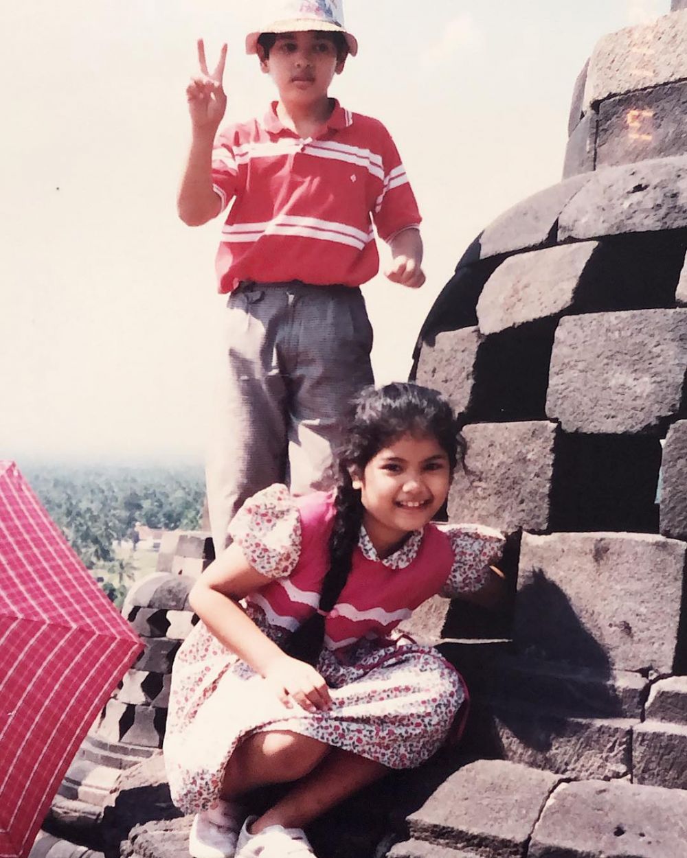 10 Potret masa kecil Annisa Pohan, disebut kembaran putrinya