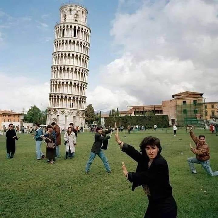 10 Momen lucu foto bareng di tempat umum ini bikin cekikikan