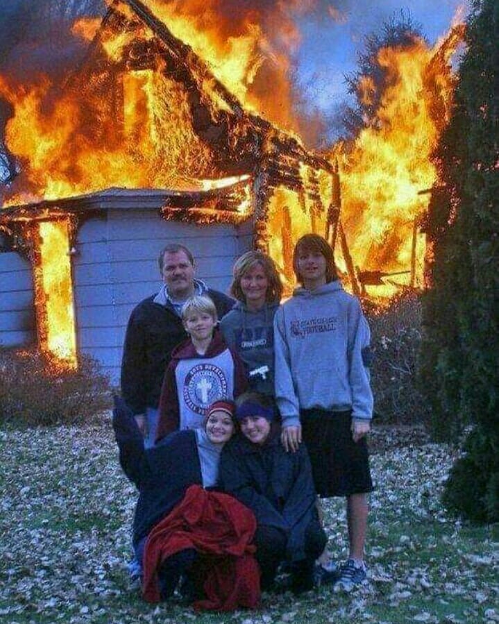 10 Momen lucu foto bareng di tempat umum ini bikin cekikikan