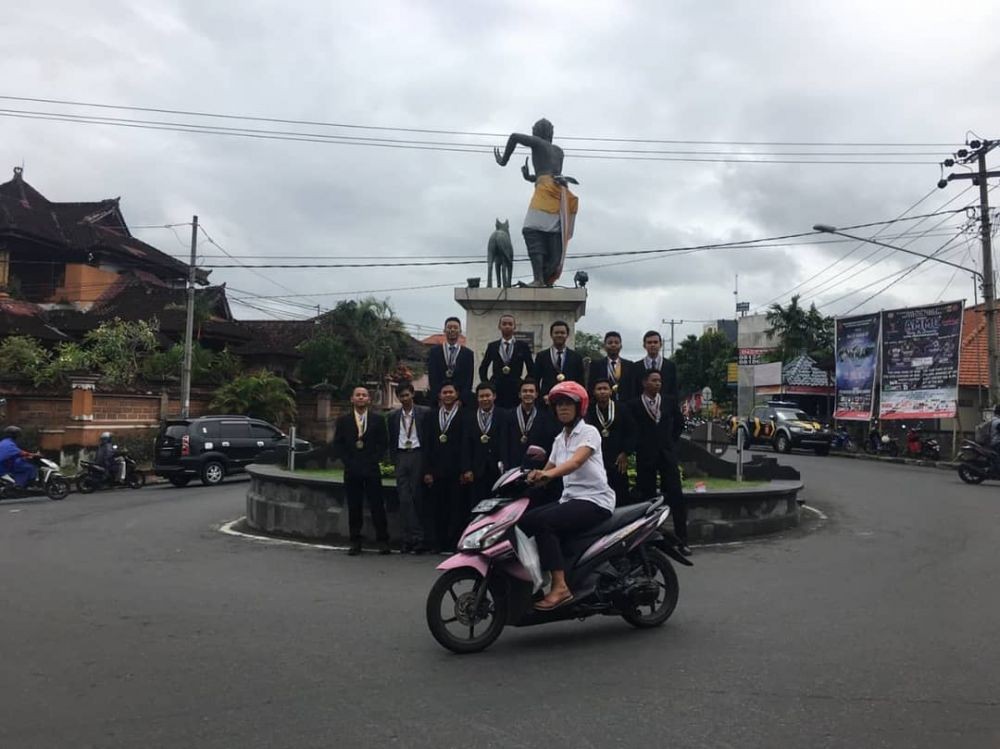 10 Momen lucu foto bareng di tempat umum ini bikin cekikikan