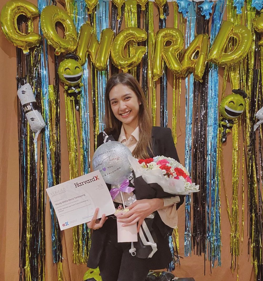 Cerita perjuangan 7 seleb raih gelar master di usia 20-an tahun