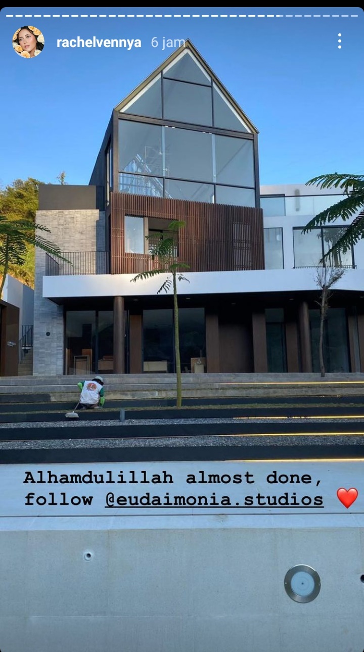 6 Potret vila milik Rachel Vennya, mewah dengan infinity pool