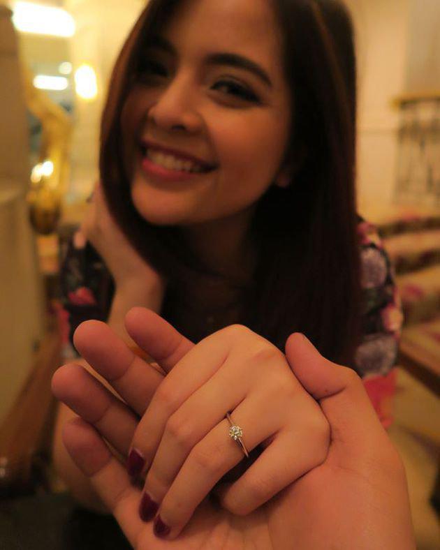 Potret lawas 10 seleb saat dilamar kekasih, penuh kenangan manis