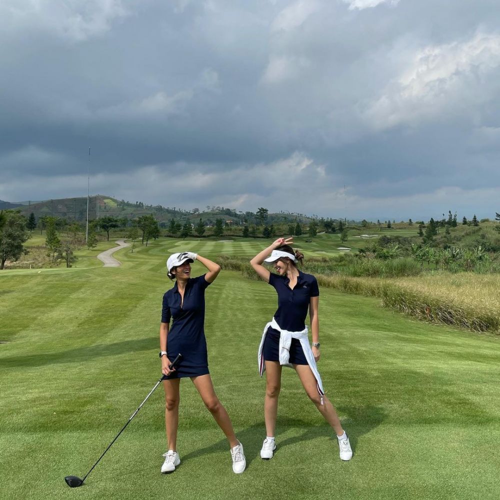 10 Gaya outfit Nia Ramadhani saat bermain golf, stylish abis