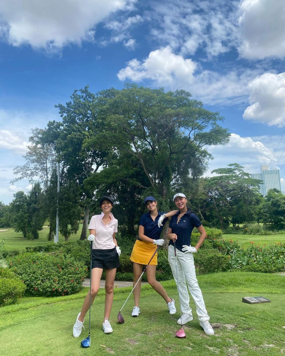 10 Gaya outfit Nia Ramadhani saat bermain golf, stylish abis