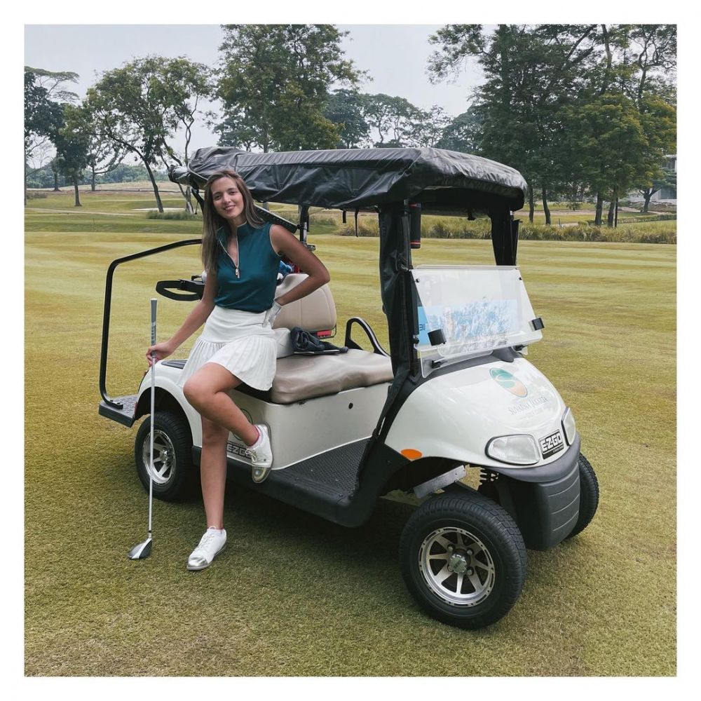 10 Gaya outfit Nia Ramadhani saat bermain golf, stylish abis