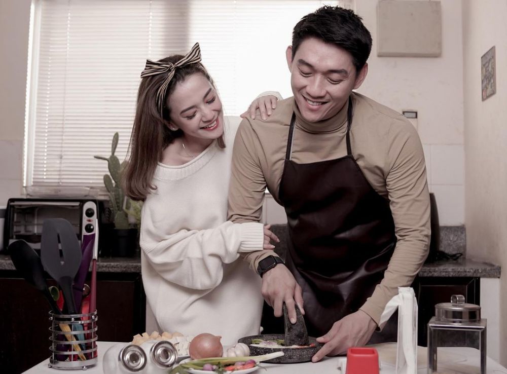 8 Potret post-wedding Ifan Seventeen & Citra Monica, simpel abis