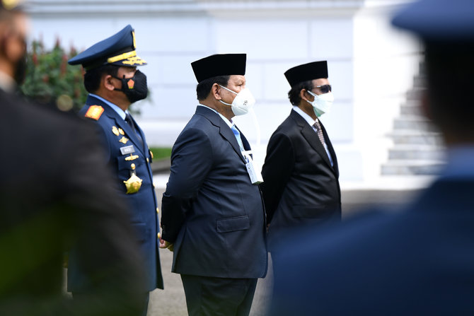 Dampingi Jokowi lantik TNI-Polri, masker Menhan Prabowo curi perhatian