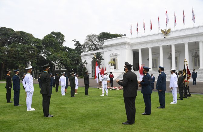 Dampingi Jokowi lantik TNI-Polri, masker Menhan Prabowo curi perhatian