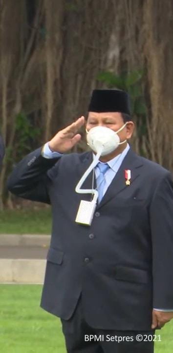 Dampingi Jokowi lantik TNI-Polri, masker Menhan Prabowo curi perhatian