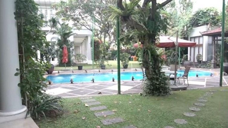 Potret halaman rumah 7 pesinetron, milik Ryan Delon berkonsep tropis