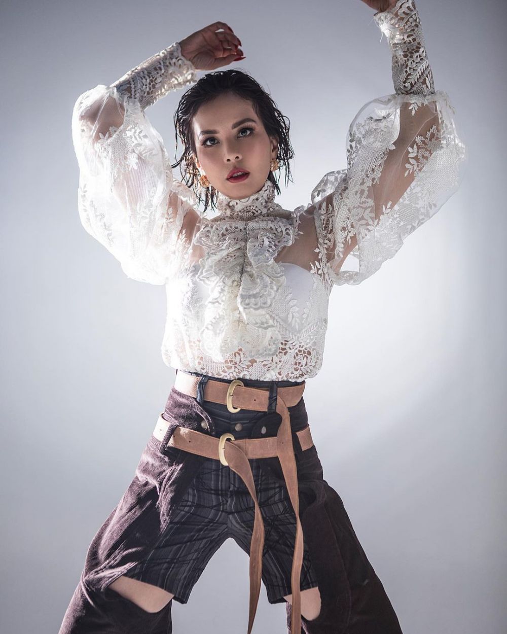 Biasa natural, 10 tampilan Tya Ariestya bermakeup tebal ini beda abis