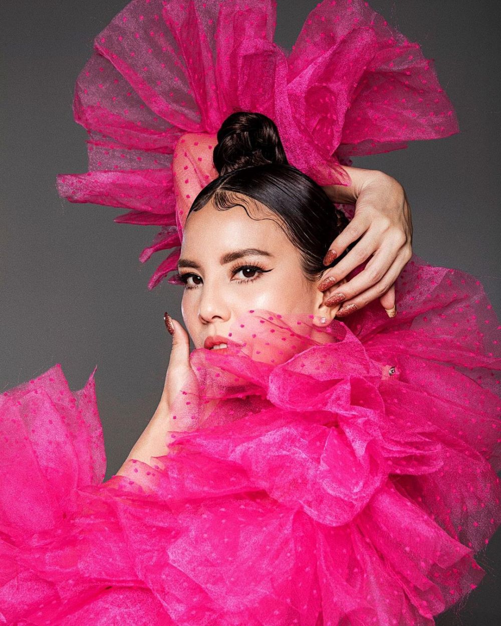 Biasa natural, 10 tampilan Tya Ariestya bermakeup tebal ini beda abis