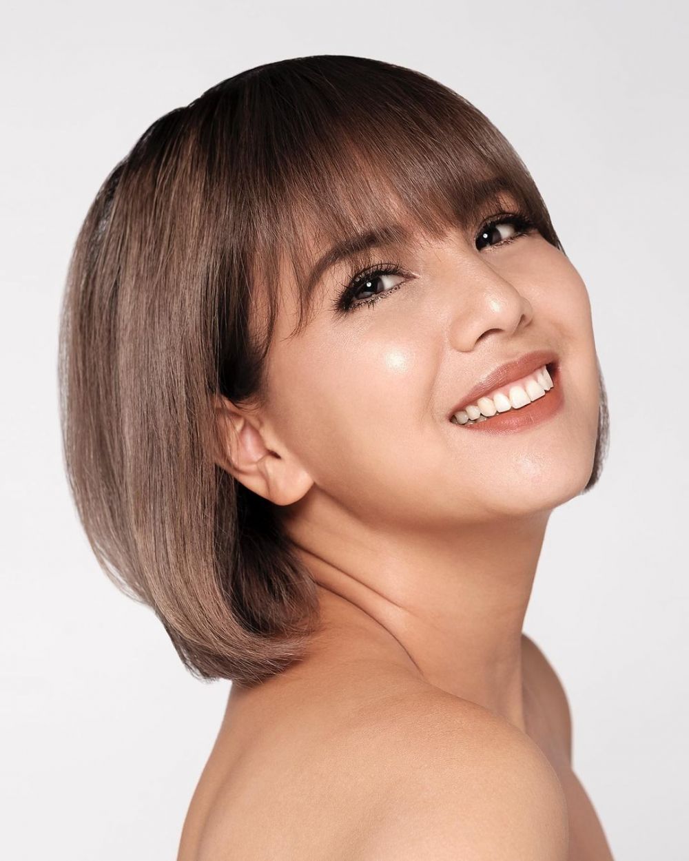 Biasa natural, 10 tampilan Tya Ariestya bermakeup tebal ini beda abis