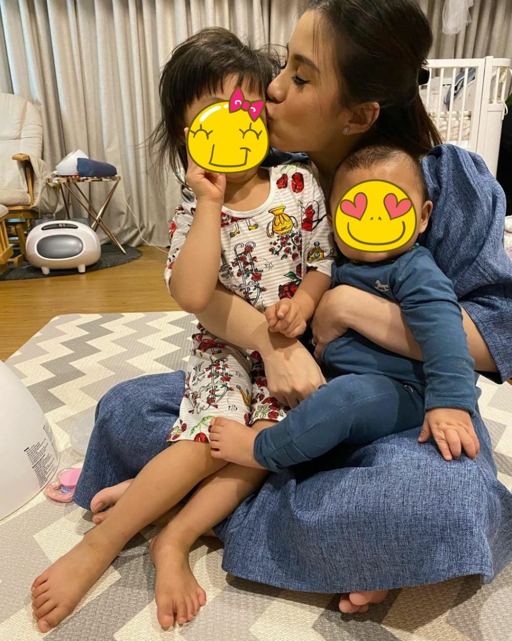 Beda gaya 10 artis sinetron era 2000-an saat momong anak, fashionable 