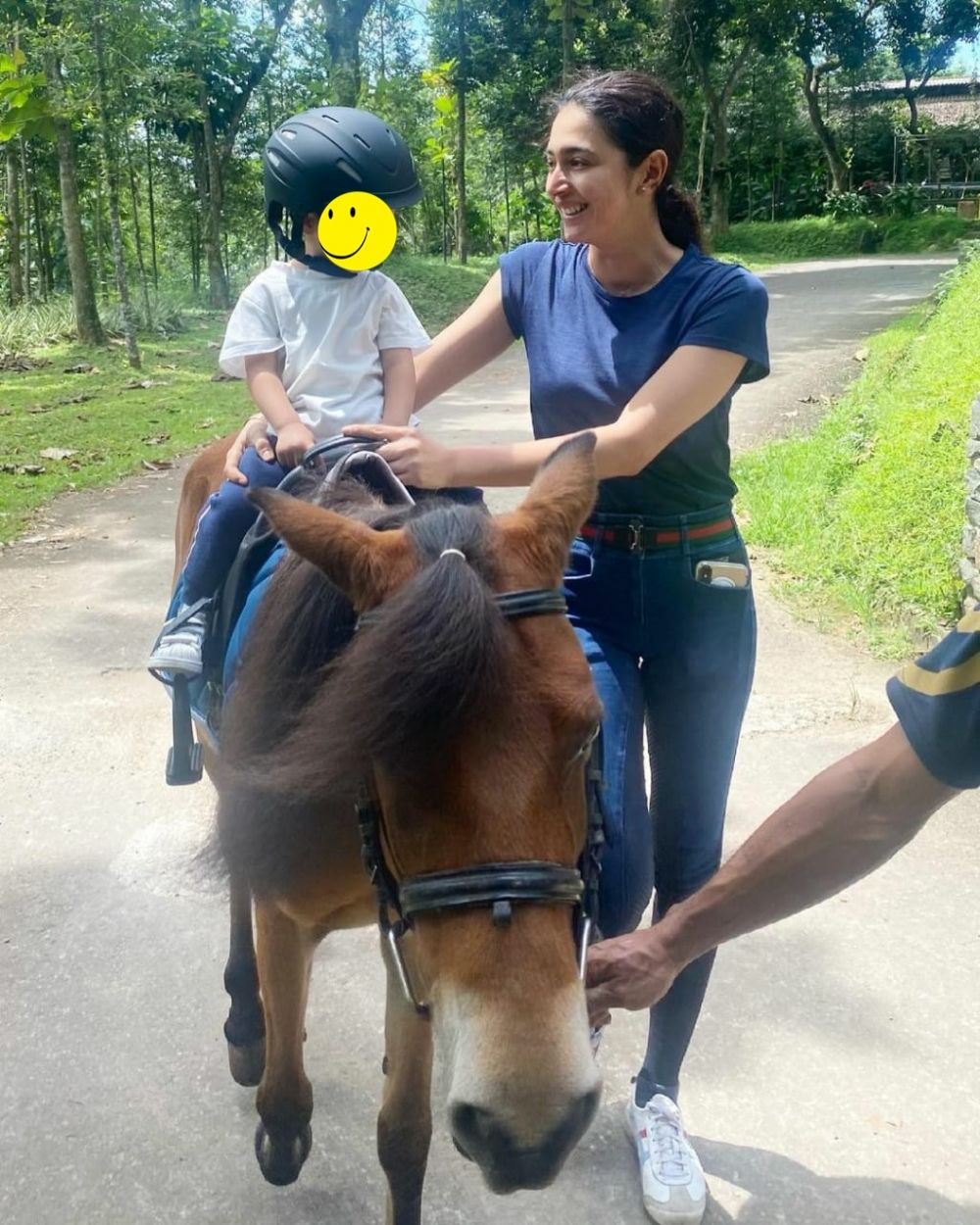 Beda gaya 10 artis sinetron era 2000-an saat momong anak, fashionable 