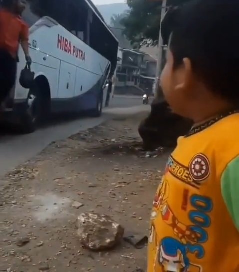 Cerita haru anak setia tunggu sang ayah yang kerja jadi kondektur bus