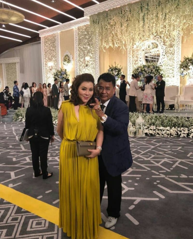 10 Potret Hotman Paris dengan 3 asisten pribadinya, curi perhatian