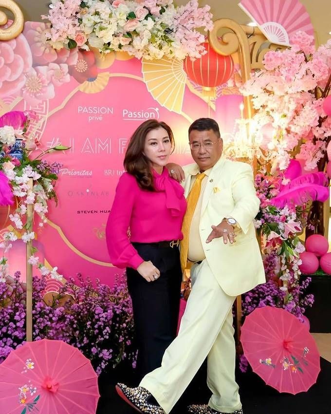 10 Potret Hotman Paris dengan 3 asisten pribadinya, curi perhatian