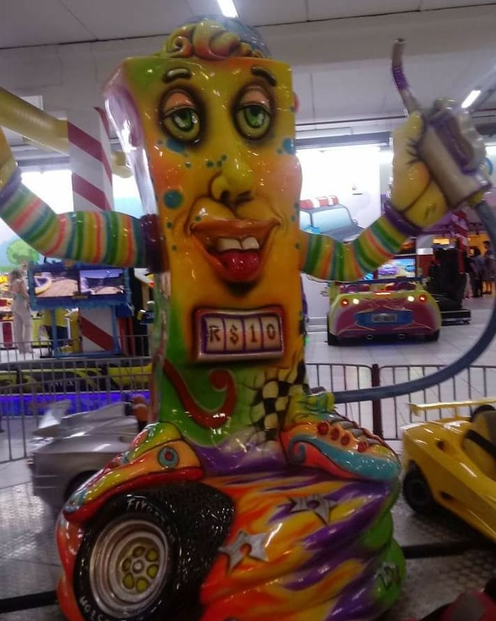 10 Potret lucu wahana bermain bentuk kartun ini bikin tepuk jidat