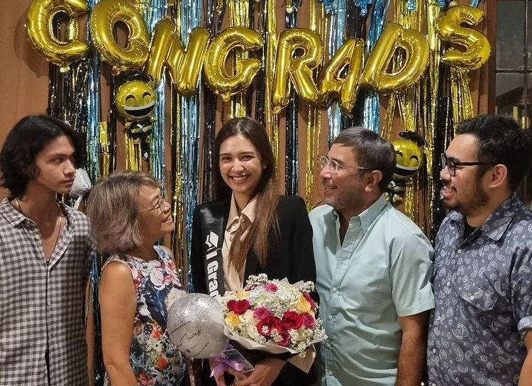 8 Potret momen kelulusan studi S2 Mikha Tambayong, penuh haru