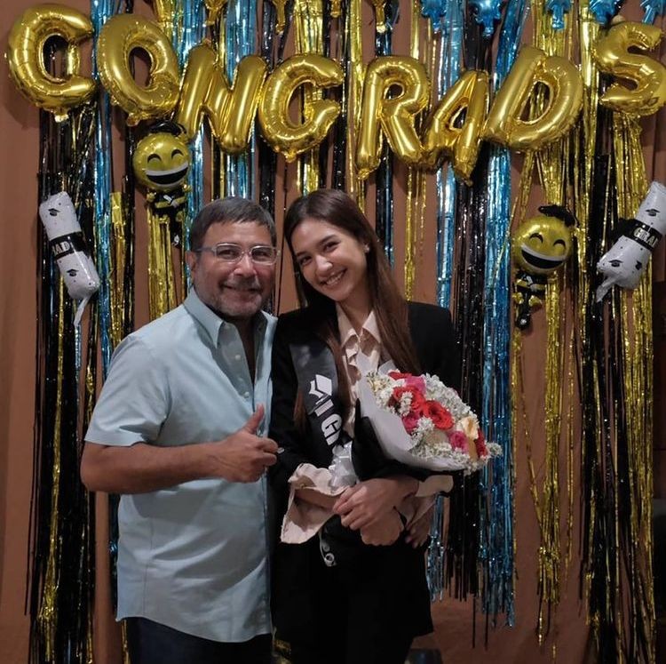 8 Potret momen kelulusan studi S2 Mikha Tambayong, penuh haru