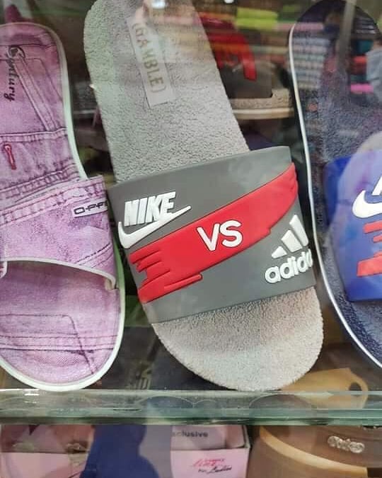 15 Penampakan lucu merek sandal ini bikin pembeli nyengir