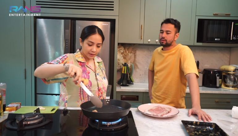 12 Momen Raffi dan Nagita Slavina masak daging seharga Rp 1,6 juta