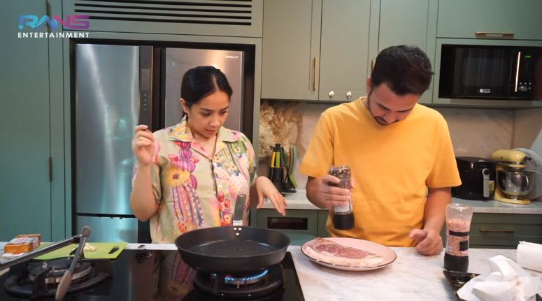 12 Momen Raffi dan Nagita Slavina masak daging seharga Rp 1,6 juta