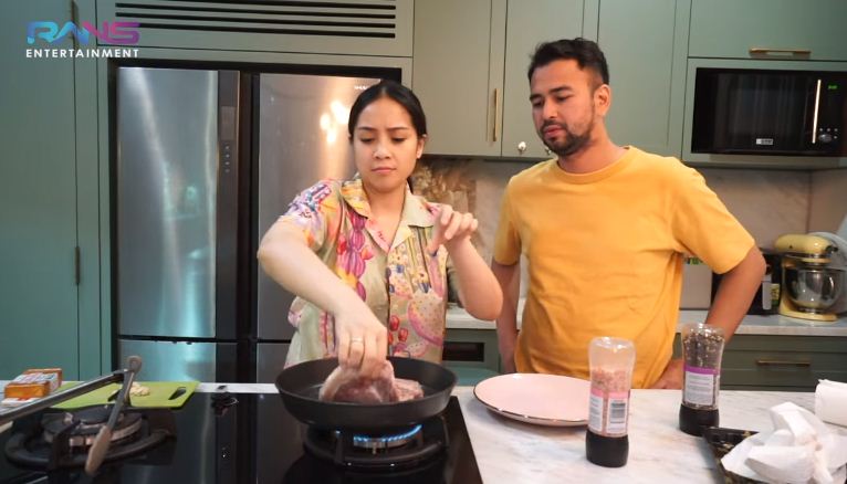 12 Momen Raffi dan Nagita Slavina masak daging seharga Rp 1,6 juta