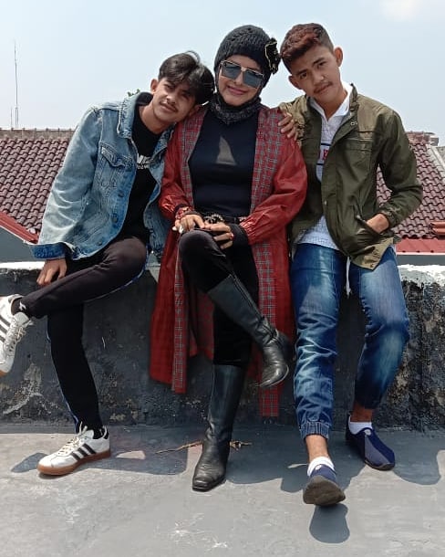 10 Potret Neneng Anjarwati dan anak bungsunya, penuh kenangan