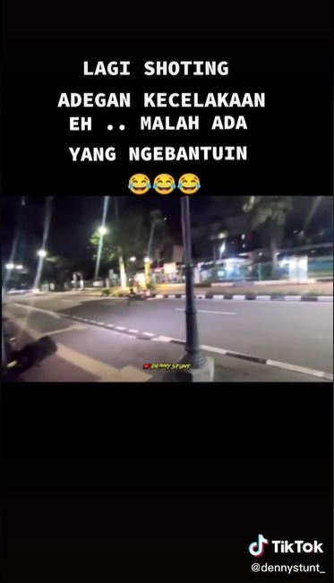 Viral aksi pemotor bantu kecelakaan di jalan, ternyata lagi syuting