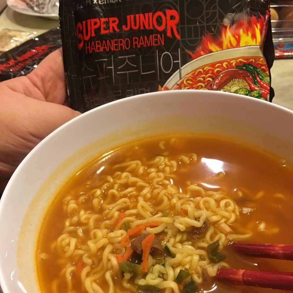 18 Jenis mi instan pedasnya nendang di lidah, berani coba?