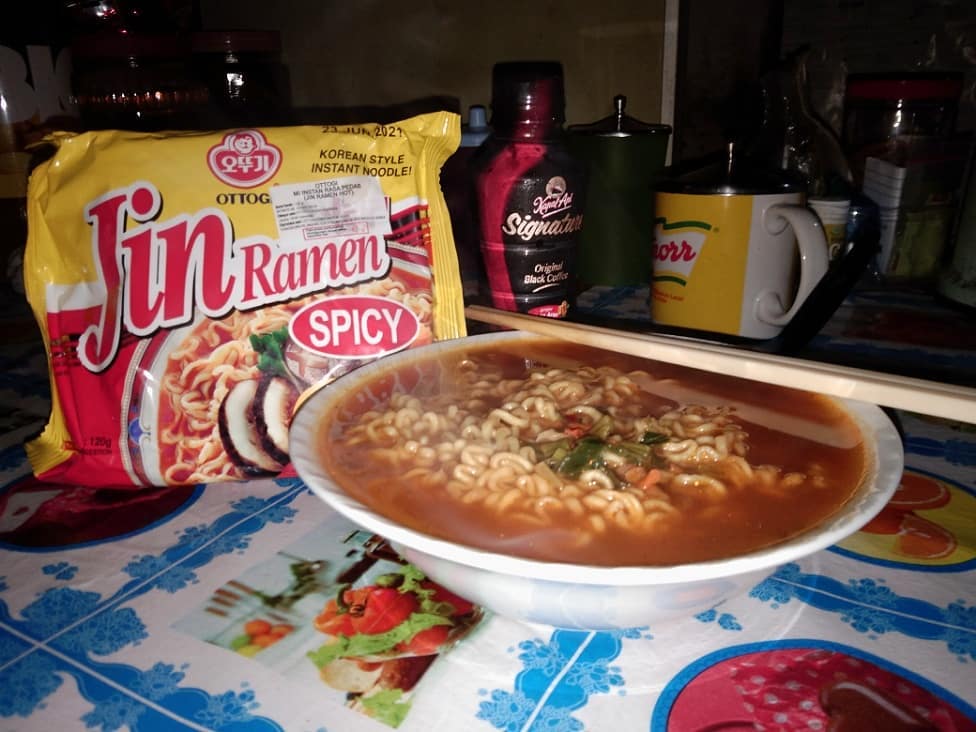 18 Jenis mi instan pedasnya nendang di lidah, berani coba?