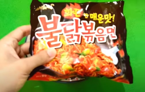 18 Jenis mi instan pedasnya nendang di lidah, berani coba?