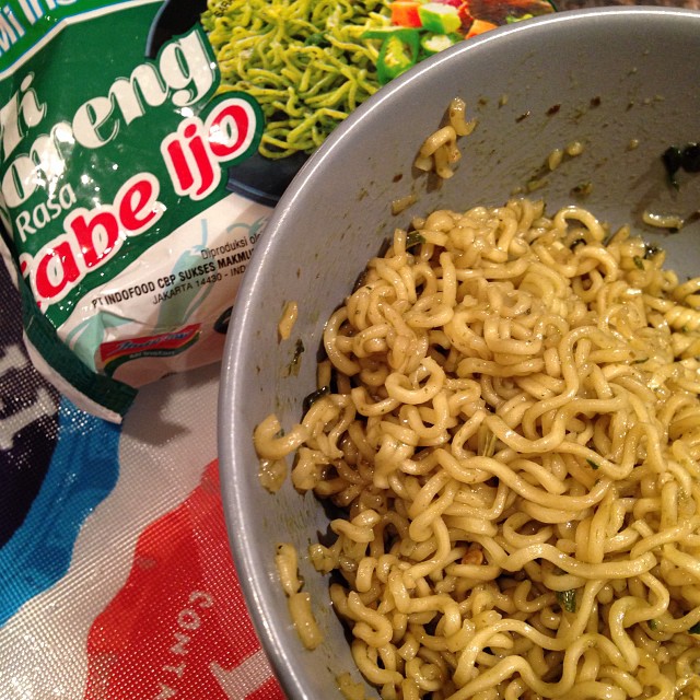 18 Jenis mi instan pedasnya nendang di lidah, berani coba?