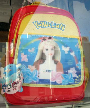 11 Tulisan nyeleneh di tas anak-anak ini bikin geleng kepala